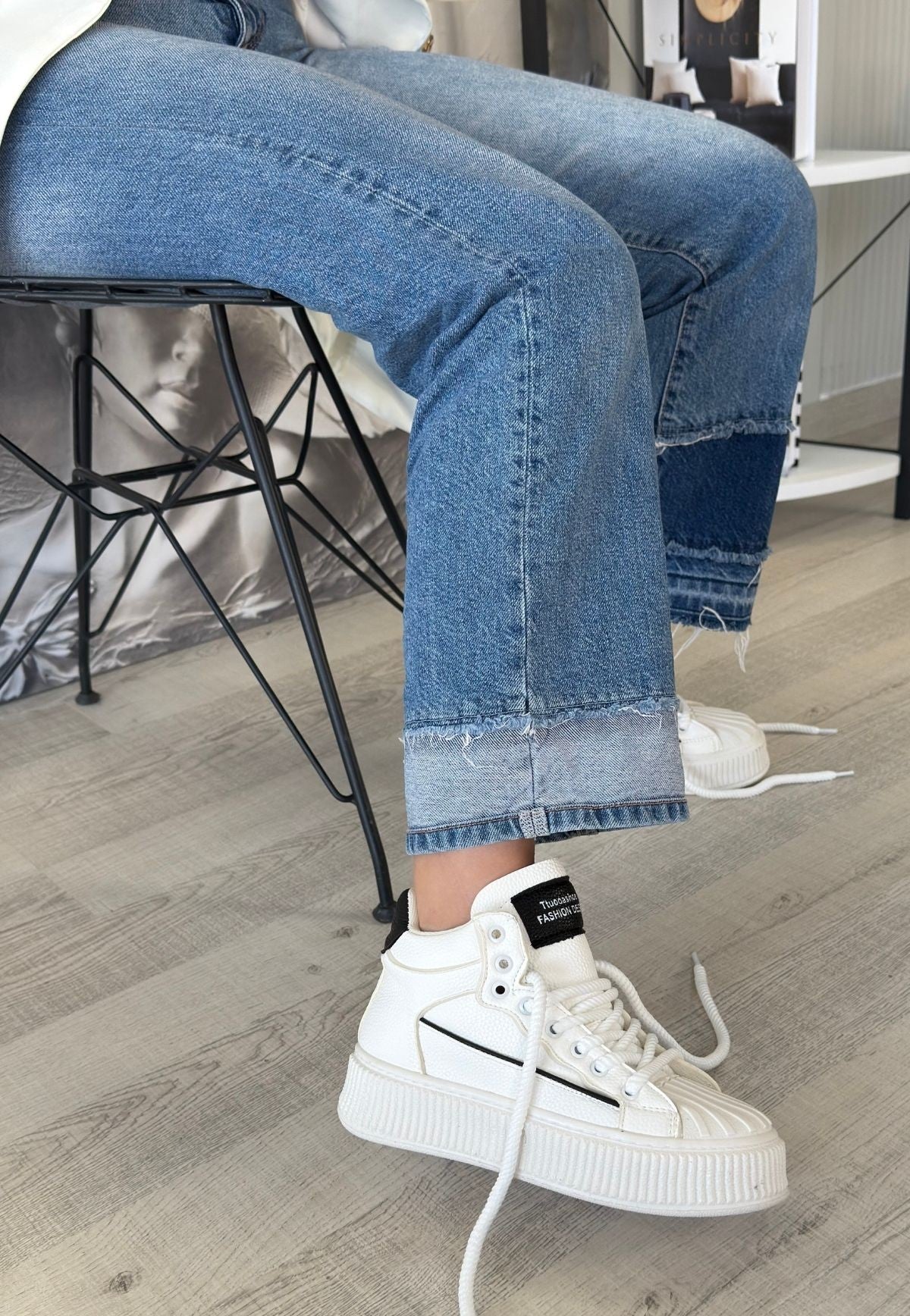 Estim Beyaz Cilt Siyah Detaylı Bağcıklı Spor Ayakkabı