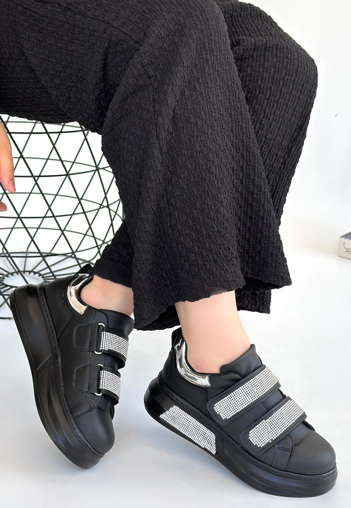 Nino Siyah Cilt Cırt Cırtlı Spor Ayakkabı