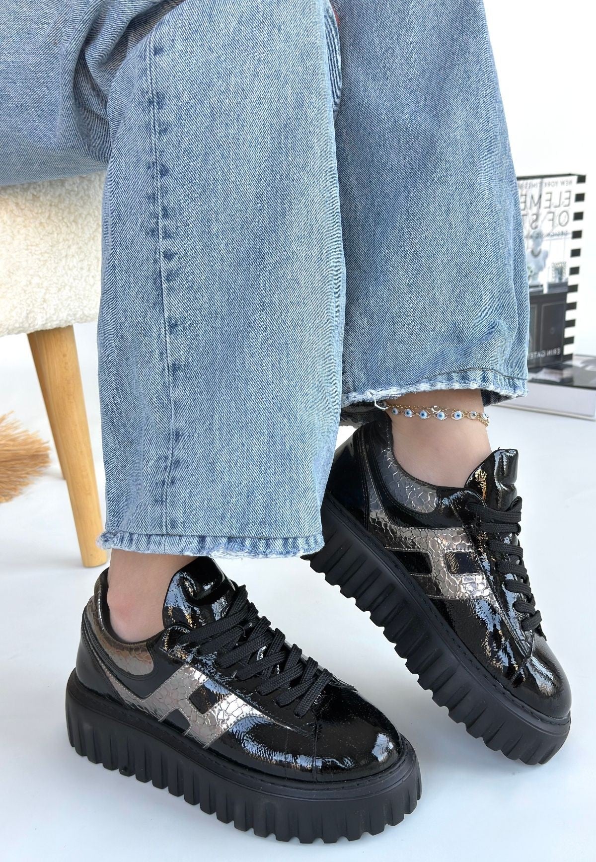 Gesti Siyah Rugan Platin Detaylı Bağcıklı Spor Ayakkabı