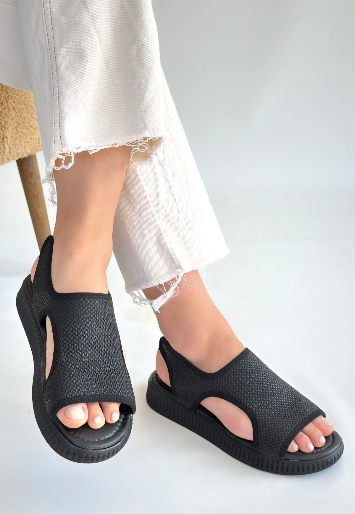 Wayi Siyah Hasır Cilt Sandalet